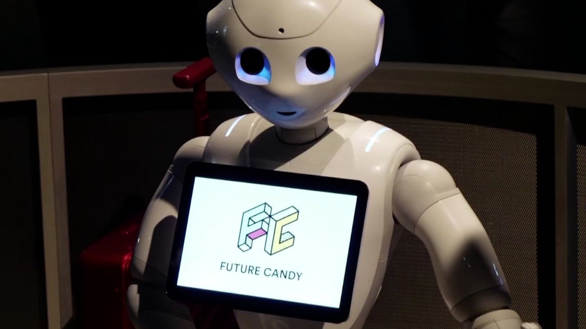 Video: Robot, co poslouchá drby v práci, gaučový skleník i ruční čajovna